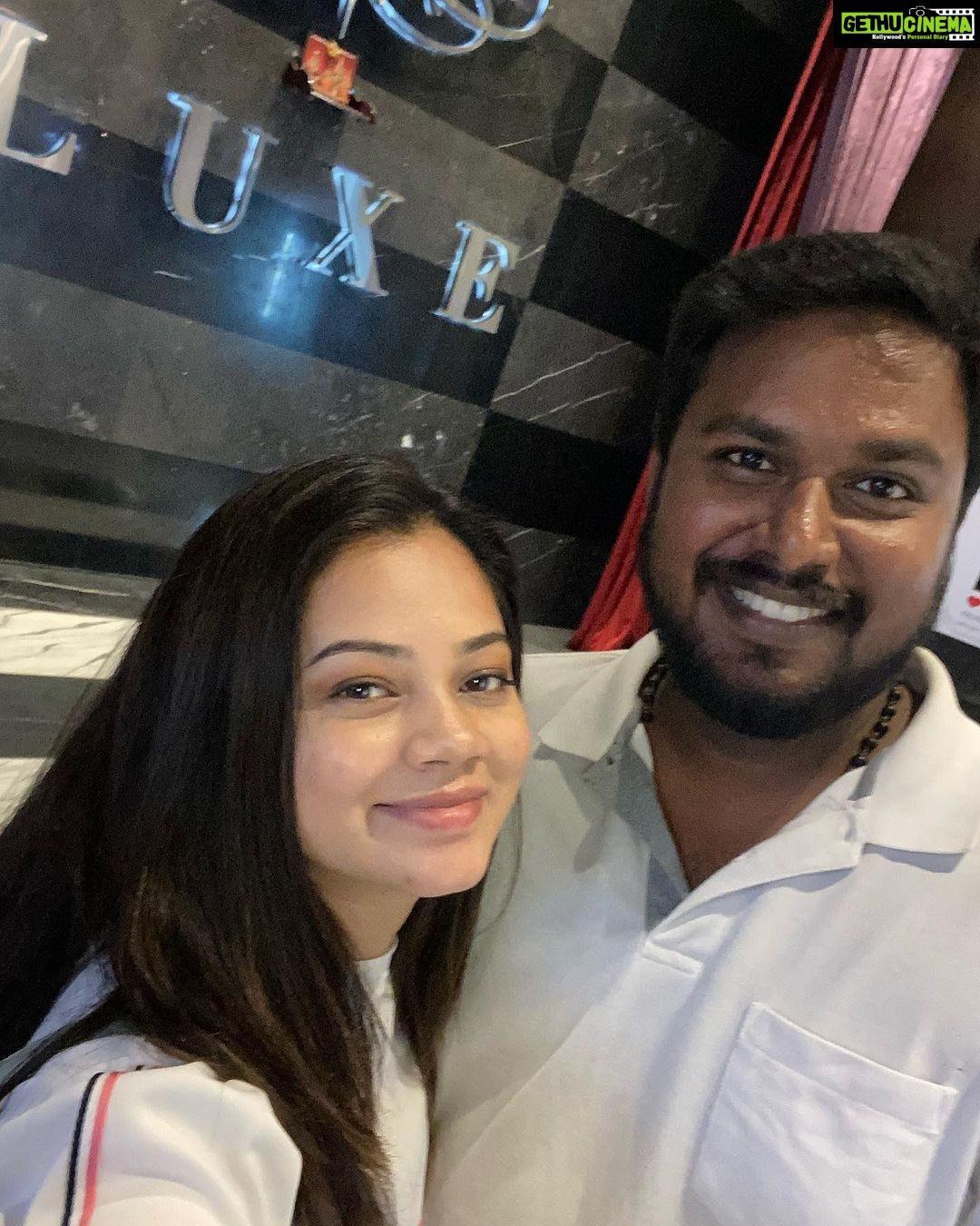 Anitha Sampath Instagram - Adhisayama kupta odane (konjama force panen) mall ku vandhutan.. Inum konjam kenji ketu padam pakanum nu request panen (kaal la vilundhu kenjunen) Adhukum ok solitanš Indha ariya sambavatha memory aaka oru āon spotā postā¤ļø Tag your āscene pakodaā partner! @itsme_pg #couplelove LUXE Cinemas Chennai