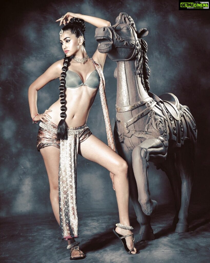Anjali Lavania Instagram - Passion is to recognise how full of love you are - SENSUALITY is to let that love shine through with grace . #anjalilavania #statuesque #ancientindia #modellife #mumbai #india #sensual