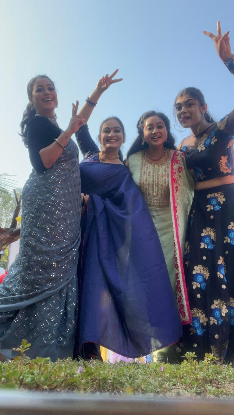 Anjali Rao Instagram - With my Girls ❤️ #reelsinstagram #reelsindia #trendingsongs #trendingreels #instagood #instagram #fam #family #love #positivity #growingtogether #song #dance Nilamel, Kerala, India