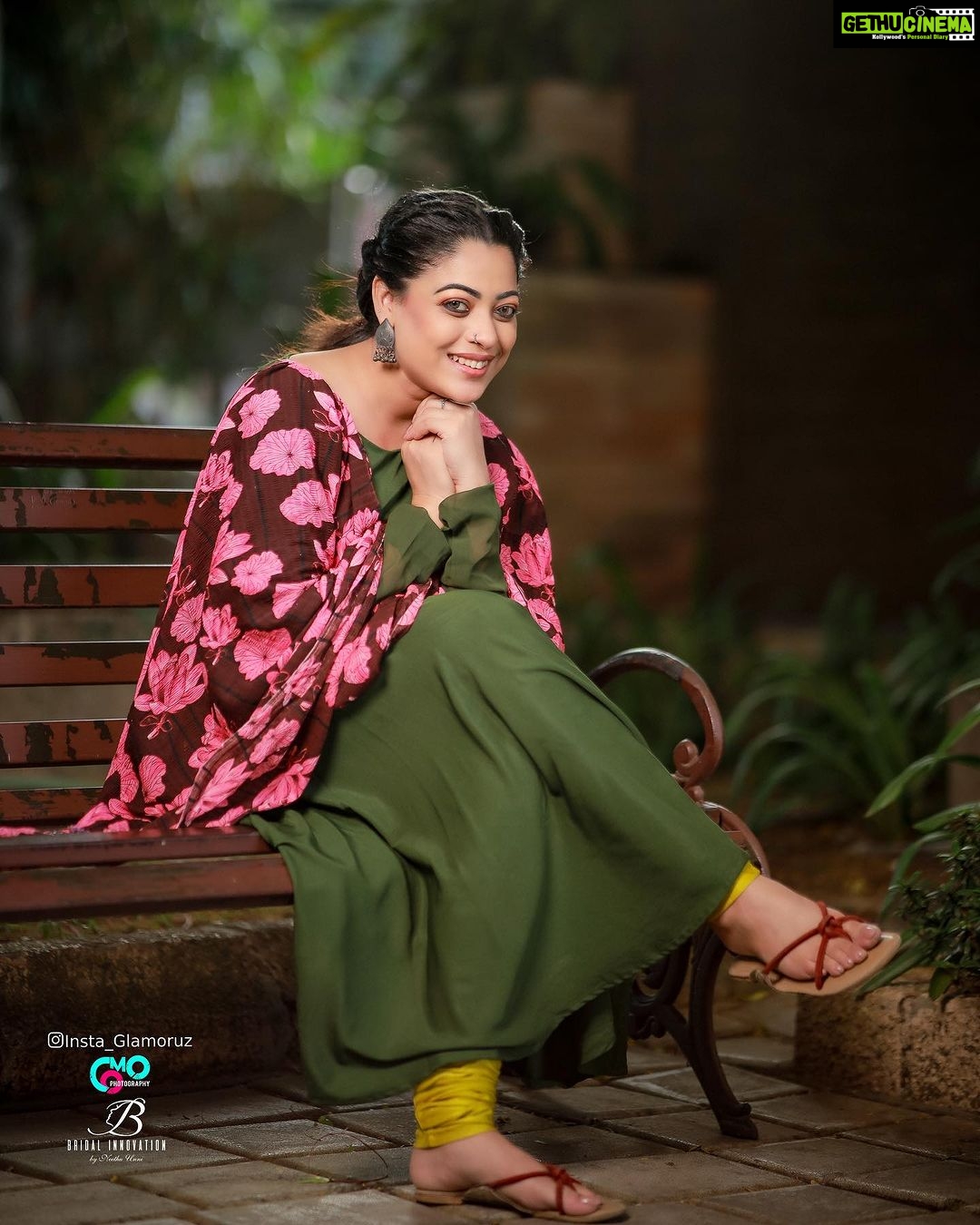 Anjali Rao Instagram - "प्यार की राहों में जब खो जाते हैं हम, तब उन राहों पर खुद को पाते हैं हम।" Photographer: @photography_como MUA : @neethu_unni_makeup_artist Collab : @insta_glamoruz #unrequitedlove #hiddenfeelings #unspokenemotions #photooftheday #beingme #viralpost Chennai, India