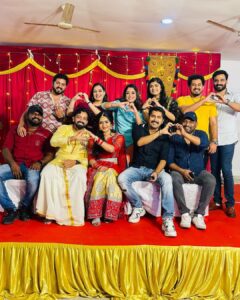 Anjali Rao Instagram - Work place becomes home when you treat colleagues as family . 
Here it is …. Our big family 😘

#mrshitler #team #positivity #ourworld #friendship #goals #happiness #instagram #instapost