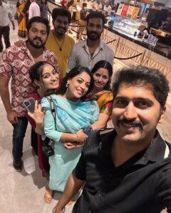 Anjali Rao Instagram - Work place becomes home when you treat colleagues as family . 
Here it is …. Our big family 😘

#mrshitler #team #positivity #ourworld #friendship #goals #happiness #instagram #instapost