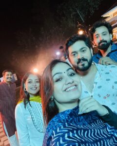 Anjali Rao Instagram - Work place becomes home when you treat colleagues as family . 
Here it is …. Our big family 😘

#mrshitler #team #positivity #ourworld #friendship #goals #happiness #instagram #instapost