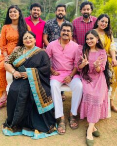 Anjali Rao Instagram - Work place becomes home when you treat colleagues as family . 
Here it is …. Our big family 😘

#mrshitler #team #positivity #ourworld #friendship #goals #happiness #instagram #instapost
