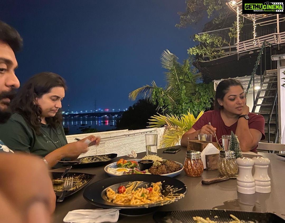Anjali Rao Instagram - Extended Family 💜 #viralvideos #fyp #viralpost #beauty #kerala #picoftheday #dance #art #cute #mumbai #hyderabad #chennai #funny #onlineshopping #foryoupage #comment #fashionblogger #youtube #meme #trendy #nature #followme #lifestyle #tamil #life #photoshoot #reelsinstagram #new #motivation Hakuna Matata Restocafe