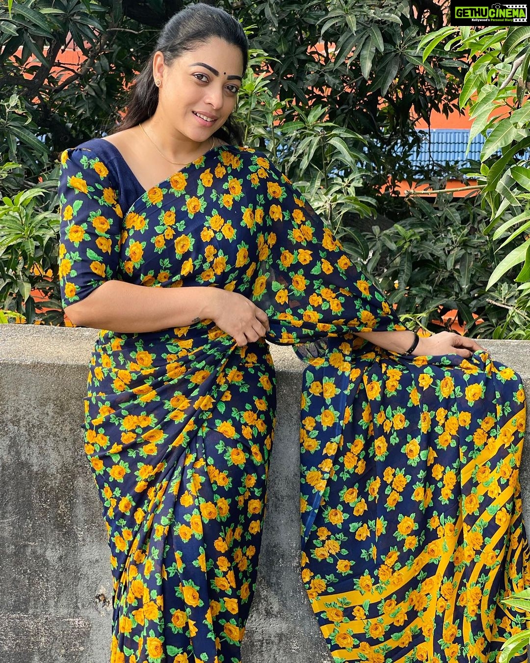 Anjali Rao Instagram - "Embracing the beauty of this print readymade saree gifted by @sthua_klothing , all while navigating a broken hand! Sometimes challenges lead to unexpected discoveries – draping this saree was a breeze with just a clip! ✨ @sthua_klothing Thank you for choosing me and being part of my journey. #FashionAndResilience #SareeStyle #friendshipgifts Chennai, India