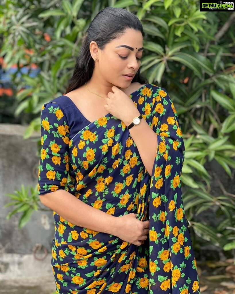 Anjali Rao Instagram - "Embracing the beauty of this print readymade saree gifted by @sthua_klothing , all while navigating a broken hand! Sometimes challenges lead to unexpected discoveries – draping this saree was a breeze with just a clip! ✨ @sthua_klothing Thank you for choosing me and being part of my journey. #FashionAndResilience #SareeStyle #FriendshipGifts" Chennai, India