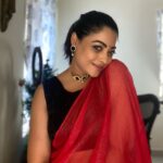 Anjali Rao Instagram - Tu Kheech Meri Photo wali pose 📸 Styled by @titli_collections #postoftheday #saree #sareedrape #trials #styling #costumestyling #photo #instagram Chennai, India