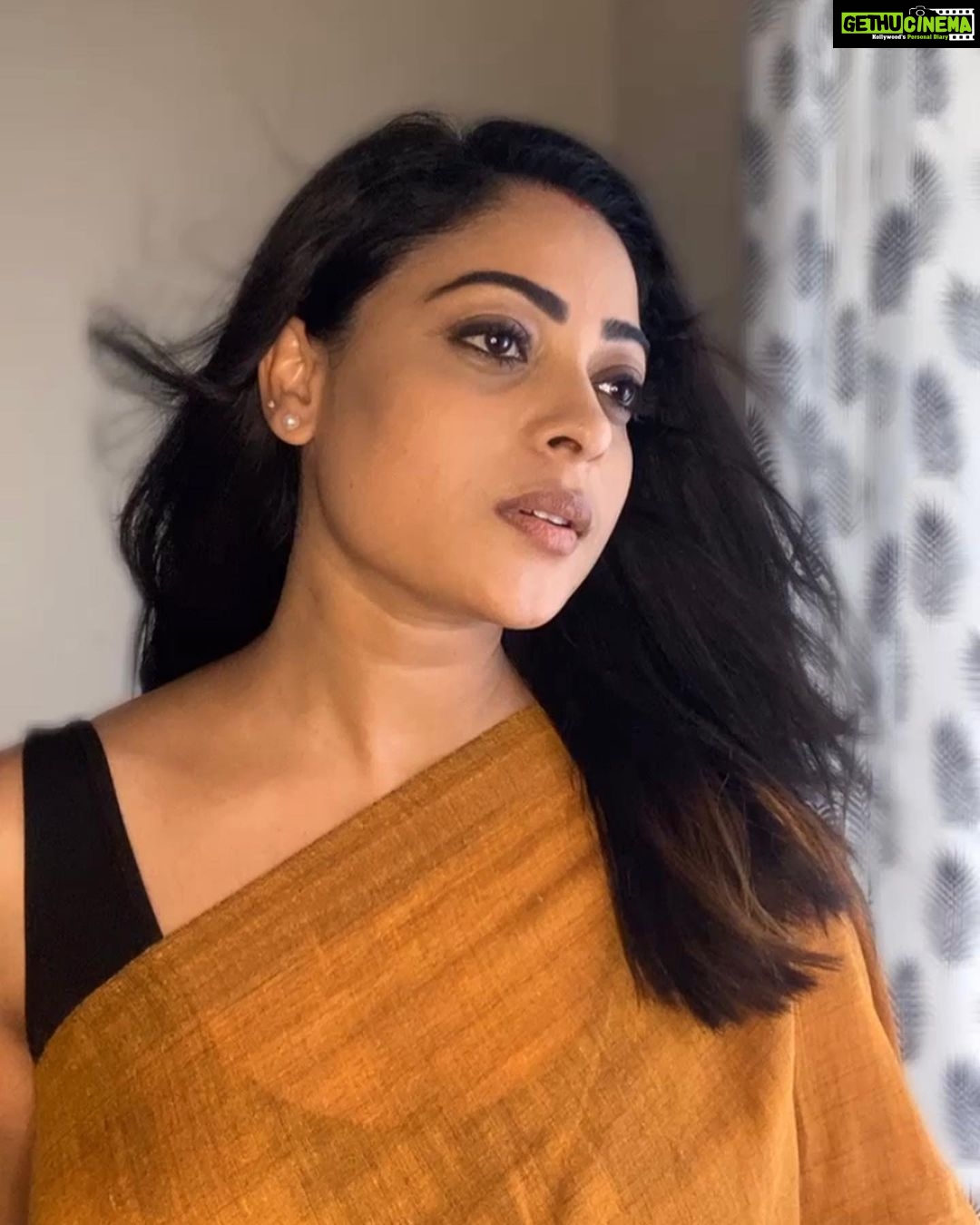 Anjali Rao Instagram - Vibes of positivity ✨ #postoftheday #shotoniphone #pic #post #pose #photography #click #positivevibes #vibes #slaying #saree #styleblogger #fashion #instafashion #goodhairday #black #yellow #ethnicwear #indowestern #instaphoto #instagood #instalike #instagram