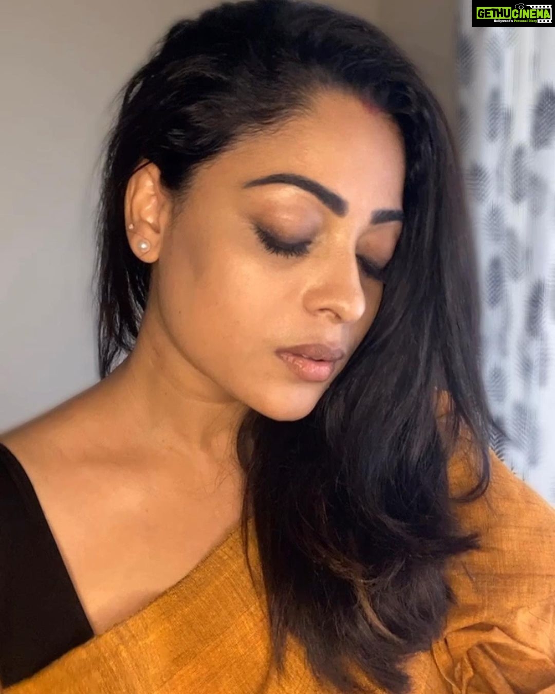 Anjali Rao Instagram - Vibes of positivity ✨ #postoftheday #shotoniphone #pic #post #pose #photography #click #positivevibes #vibes #slaying #saree #styleblogger #fashion #instafashion #goodhairday #black #yellow #ethnicwear #indowestern #instaphoto #instagood #instalike #instagram