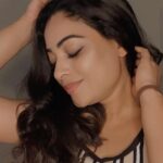 Anjali Rao Instagram - “when darkness tries to stop you from shining, shine all the more.” #post #click #photooftheday #photography #shotoniphone #photographylovers #glam #curlyhair #longhair #messyhair #makeover #style #styleblogger #fashion #fashionblogger #stylist #instagood #instaglam #instastyle #instagram
