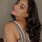 Anjali Rao Instagram - “when darkness tries to stop you from shining, shine all the more.” #post #click #photooftheday #photography #shotoniphone #photographylovers #glam #curlyhair #longhair #messyhair #makeover #style #styleblogger #fashion #fashionblogger #stylist #instagood #instaglam #instastyle #instagram
