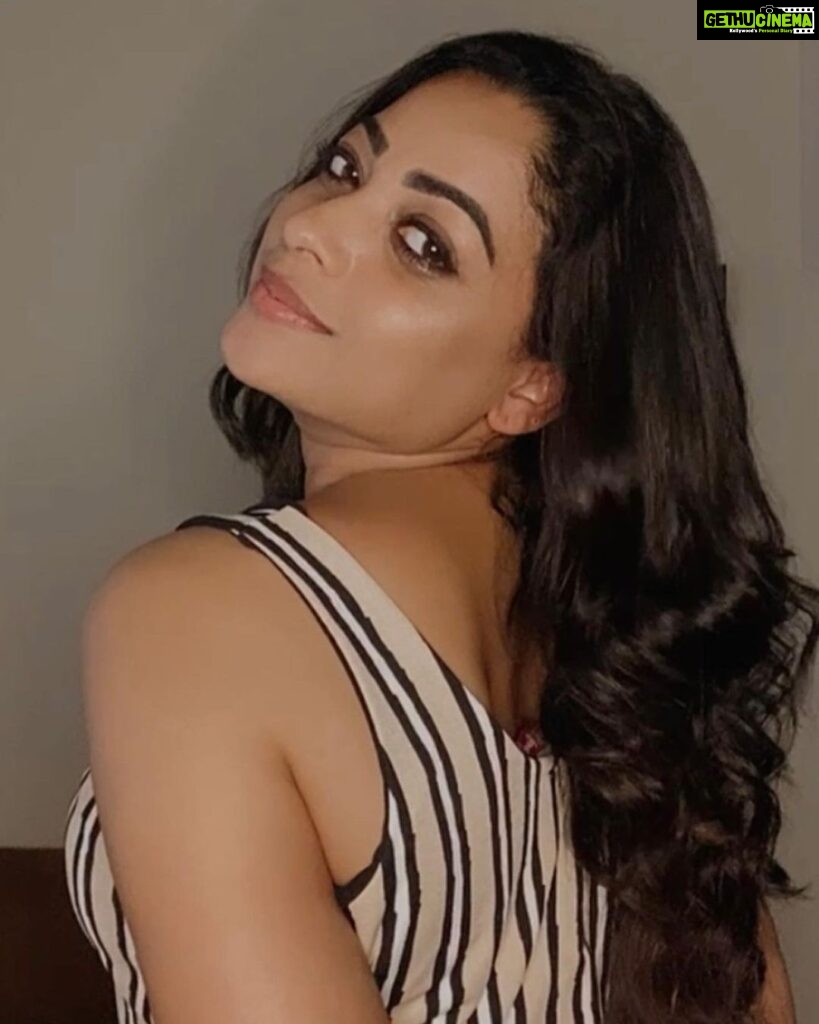 Anjali Rao Instagram - “when darkness tries to stop you from shining, shine all the more.” #post #click #photooftheday #photography #shotoniphone #photographylovers #glam #curlyhair #longhair #messyhair #makeover #style #styleblogger #fashion #fashionblogger #stylist #instagood #instaglam #instastyle #instagram