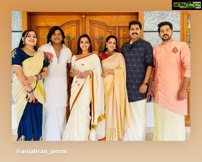 Anjali Rao Instagram - Team #mrshitler @zeekeralam #postoftheday #instapost #instagood #instagram #friends #family #fun #explore #celebrations #onam #kerala Nilamel, Kerala, India