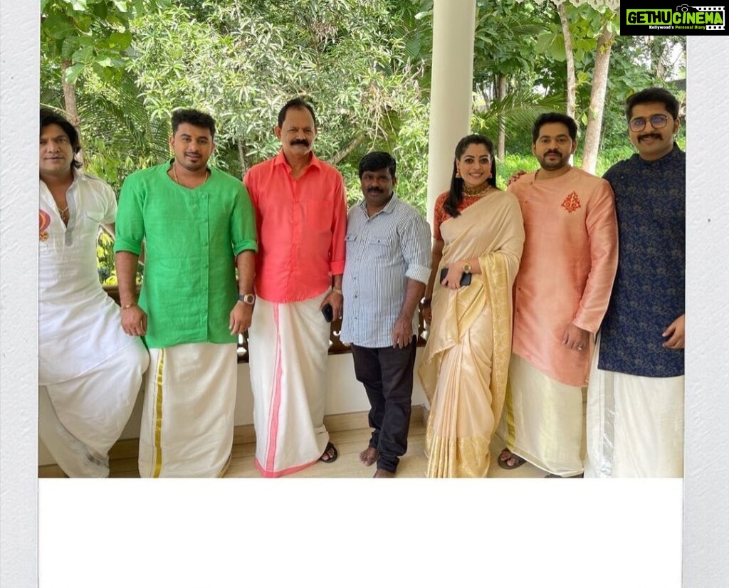 Anjali Rao Instagram - Team #mrshitler @zeekeralam #postoftheday #instapost #instagood #instagram #friends #family #fun #explore #celebrations #onam #kerala Nilamel, Kerala, India