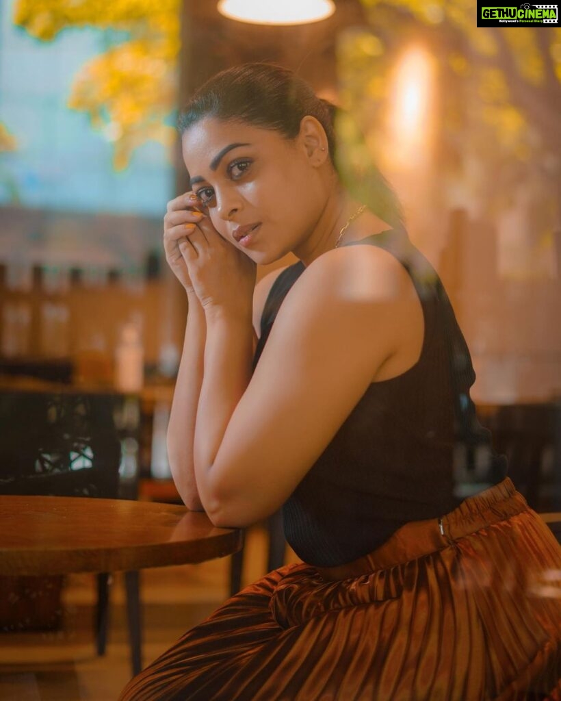Anjali Rao Instagram - Photoshoot for @afsar1344 Styling: @titli_collections Location : @cafecoffeedayadyar #photoshoot #photooftheday #photography #casual #casualoutfit #explore #pose #click Chennai, India