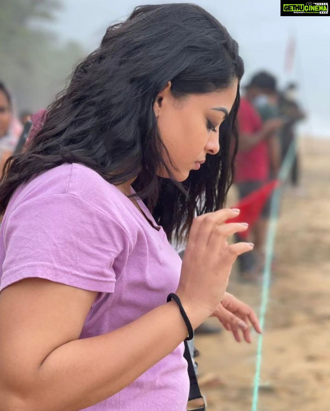 Anjali Rao Instagram - Okay I can look decent on candid clicks too 😬 Thank You for the clicks @arungraghavan ☺️ #candid #candidphotography #shotoniphone #beach #vacation #photography #bestie #outing #friendship #friendshipgoals #varkala #keralatourism Varkala Beach