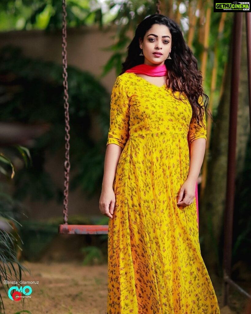 Anjali Rao Instagram - 🌻 Photographer: @photography_como Organised by : @insta_glamoruz #canon #canonphotography #photoshoot #modelshoot #actor #pose #yellow #vibrant #instagram #instapic Kochi, India