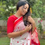 Anjali Rao Instagram - ♾ Pc : @_manve_surendran_ #photo #postpositive #postoftheday #iphonephotography #photography #peace #vibes #modeling #model #instagram #saree #bengalicottonsarees Nilamel, Kerala, India