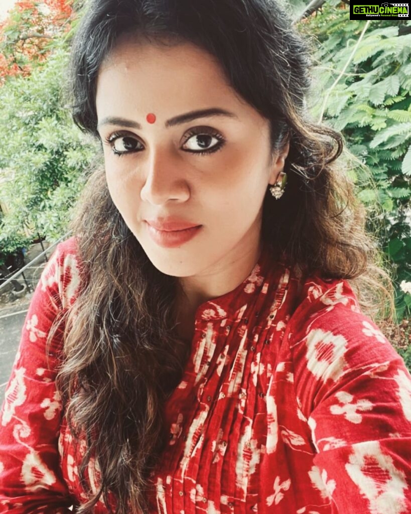 Anjana Rangan Instagram - Balcony la edutha Selfie! Vera paatu thonala 😅♥️ But my recent addiction! #onloop #naangaali😍 💫 #feltcutemightdeletelater
