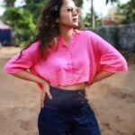 Anjana Rangan Instagram - 😎 Cropped Shirt : @hm High waist denims : @kazowoman Sunglasses : @marcjacobs Photogtaphy : @edengroupofstudio