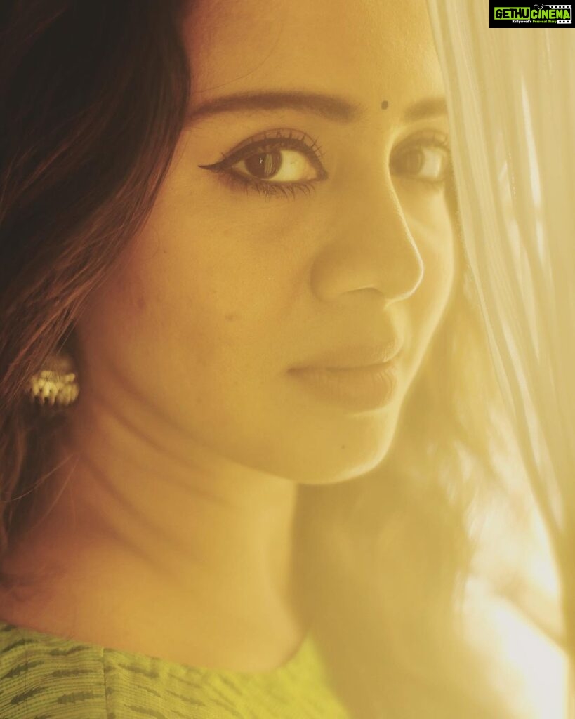 Anjana Rangan Instagram - The Ray of sunshine thro my window and a Ray of hope in my ♥️! #unedited #uneditedphoto #rawphotography 📸 : @padambyveni