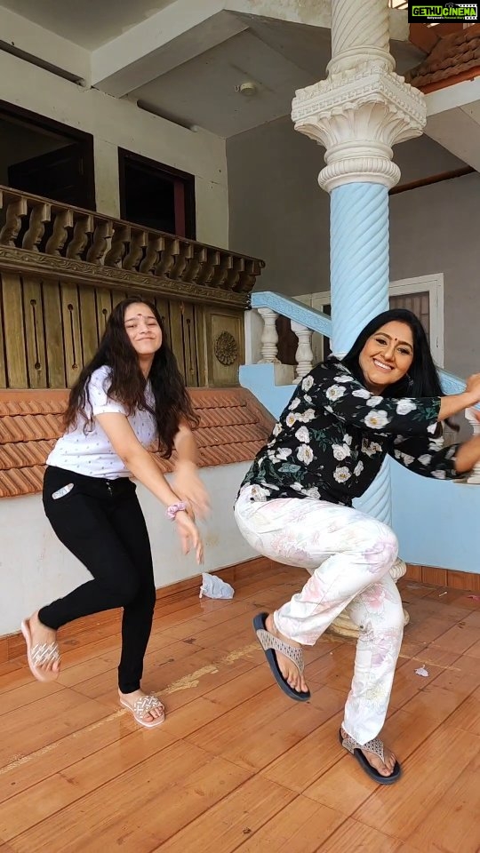 Anju Aravind Instagram - Location fun time with binza #actress #malayalamserial @binza_binosh
