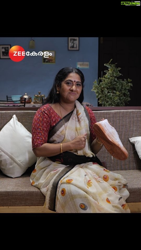 Anju Aravind Instagram - Sudhamani Supera | Mon - Sat | 6.30 PM | Zee Keralam ഷൂ വൃത്തിയാക്കാനുള്ള വിദ്യയുമായി സുധാമണി.മറക്കാതെ കാണുക സുധാമണി സൂപ്പറാ തിങ്കൾ മുതൽ ശനി വരെ വൈകുന്നേരം 6.30 ന് നമ്മുടെ സ്വന്തം സീ കേരളം ചാനലിൽ #ZeeKeralam #NeithedukkamJeevithaVismayangal #ZeeKeralamHD #ZeeKeralamOnMyTV #SudhamaniSupera #SudhamaniSuperaonZeeKeralam #ZKPromos Watch Anytime, Anywhere on ZEE5 - https://zee5.onelink.me/RlQq/fmalDownloadZEE5App