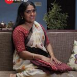 Anju Aravind Instagram - Sudhamani Supera | Mon - Sat | 6.30 PM | Zee Keralam കോട്ടൻ സാരി സൂക്ഷിച്ചു വയ്ക്കാനുള്ള വിദ്യയുമായി സുധാമണി.മറക്കാതെ കാണുക സുധാമണി സൂപ്പറാ തിങ്കൾ മുതൽ ശനി വരെ വൈകുന്നേരം 6.30 ന് നമ്മുടെ സ്വന്തം സീ കേരളം ചാനലിൽ #ZeeKeralam #NeithedukkamJeevithaVismayangal #ZeeKeralamHD #ZeeKeralamOnMyTV #SudhamaniSupera #SudhamaniSuperaonZeeKeralam #ZKPromos Watch Anytime, Anywhere on ZEE5 - https://zee5.onelink.me/RlQq/fmalDownloadZEE5App