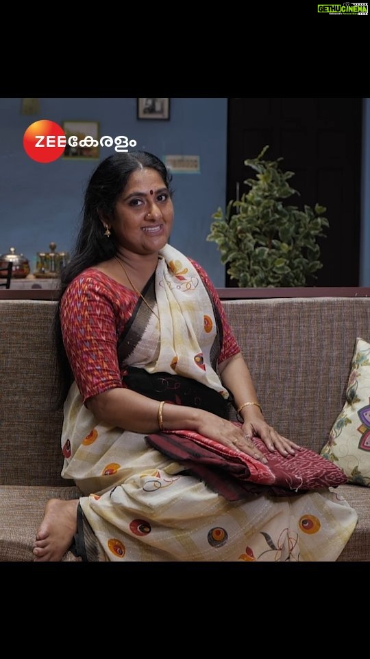 Anju Aravind Instagram - Sudhamani Supera | Mon - Sat | 6.30 PM | Zee Keralam കോട്ടൻ സാരി സൂക്ഷിച്ചു വയ്ക്കാനുള്ള വിദ്യയുമായി സുധാമണി.മറക്കാതെ കാണുക സുധാമണി സൂപ്പറാ തിങ്കൾ മുതൽ ശനി വരെ വൈകുന്നേരം 6.30 ന് നമ്മുടെ സ്വന്തം സീ കേരളം ചാനലിൽ #ZeeKeralam #NeithedukkamJeevithaVismayangal #ZeeKeralamHD #ZeeKeralamOnMyTV #SudhamaniSupera #SudhamaniSuperaonZeeKeralam #ZKPromos Watch Anytime, Anywhere on ZEE5 - https://zee5.onelink.me/RlQq/fmalDownloadZEE5App
