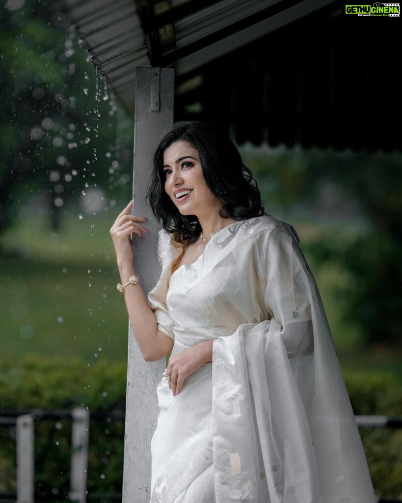 Anju Kurian Instagram - Just another rainy day with a lot of positive reminders like 🍃 take up the space you need to be you. 🍃be fearless in the creation of your intentions. 🍃your time is now! P.C - @agnitantra_photography Designer- @mloft_by_joeljacobmathew Stylist - @imjoboyaugustine MUA- @prince.t.n Accessories- @adorebypriyanka