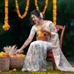 Anju Kurian Instagram - Wishing you all a very happy and prosperous Onam 🌼🌼🌼. Photography : @agnitantra_photography Special credits : @akhilskiran Saree : @elegant_fashion_way Jewellery: @adorebypriyanka Stylist : @imjoboyaugustine MUA : @prince.t.n