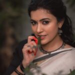 Anju Kurian Instagram - Onam 2023 🌾🌼 P.C- @_harikumar._ Styling - @joe_elize_joy MUA - @vikas.vks.makeupartist Saree - @byhand.in #feelingnostalgic #traditionalsaree #onam2023 #entekeralam #onam23🌼🌻 #sareelove