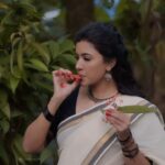 Anju Kurian Instagram - Sometimes I wonder…. “What would it look like if we were in the 90’s right now?” #happyonam #90slove Videography - @_harikumar._ Styling - @joe_elize_joy MUA - @vksbeautylounge @vikas.vks.makeupartist Saree - @byhand.in #onam #onam2023 #onamsaree #traditionalvibes