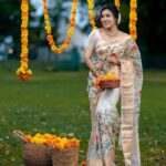 Anju Kurian Instagram - Wishing you all a very happy and prosperous Onam 🌼🌼🌼. Photography : @agnitantra_photography Special credits : @akhilskiran Saree : @elegant_fashion_way Jewellery: @adorebypriyanka Stylist : @imjoboyaugustine MUA : @prince.t.n