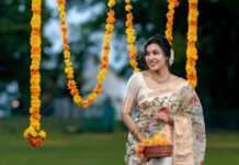 Anju Kurian Instagram - Wishing you all a very happy and prosperous Onam 🌼🌼🌼. Photography : @agnitantra_photography Special credits : @akhilskiran Saree : @elegant_fashion_way Jewellery: @adorebypriyanka Stylist : @imjoboyaugustine MUA : @prince.t.n