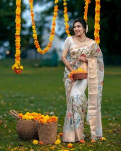 Anju Kurian Instagram - Wishing you all a very happy and prosperous Onam 🌼🌼🌼. Photography : @agnitantra_photography Special credits : @akhilskiran Saree : @elegant_fashion_way Jewellery: @adorebypriyanka Stylist : @imjoboyaugustine MUA : @prince.t.n