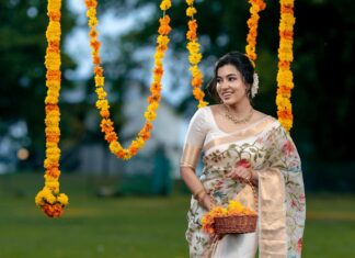 Anju Kurian Instagram - Wishing you all a very happy and prosperous Onam 🌼🌼🌼. Photography : @agnitantra_photography Special credits : @akhilskiran Saree : @elegant_fashion_way Jewellery: @adorebypriyanka Stylist : @imjoboyaugustine MUA : @prince.t.n