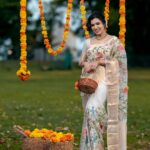 Anju Kurian Instagram - Wishing you all a very happy and prosperous Onam 🌼🌼🌼. Photography : @agnitantra_photography Special credits : @akhilskiran Saree : @elegant_fashion_way Jewellery: @adorebypriyanka Stylist : @imjoboyaugustine MUA : @prince.t.n