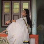 Anju Kurian Instagram - Onam 2023 🌾🌼 P.C- @_harikumar._ Styling - @joe_elize_joy MUA - @vikas.vks.makeupartist Saree - @byhand.in #feelingnostalgic #traditionalsaree #onam2023 #entekeralam #onam23🌼🌻 #sareelove