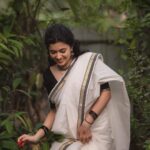 Anju Kurian Instagram - Onam 2023 🌾🌼 P.C- @_harikumar._ Styling - @joe_elize_joy MUA - @vikas.vks.makeupartist Saree - @byhand.in #feelingnostalgic #traditionalsaree #onam2023 #entekeralam #onam23🌼🌻 #sareelove