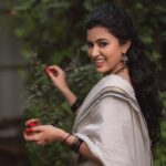 Anju Kurian Instagram - Onam 2023 🌾🌼 P.C- @_harikumar._ Styling - @joe_elize_joy MUA - @vikas.vks.makeupartist Saree - @byhand.in #feelingnostalgic #traditionalsaree #onam2023 #entekeralam #onam23🌼🌻 #sareelove