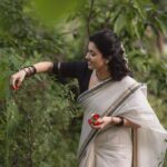 Anju Kurian Instagram - Onam 2023 🌾🌼 P.C- @_harikumar._ Styling - @joe_elize_joy MUA - @vikas.vks.makeupartist Saree - @byhand.in #feelingnostalgic #traditionalsaree #onam2023 #entekeralam #onam23🌼🌻 #sareelove