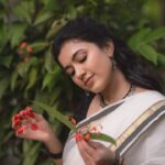 Anju Kurian Instagram - Onam bts 🌼 . Ft: @anjutk10 Photography-@haaary._ @_harikumar._ Styling - @joe_elize_joy @styyledbyjoe MUA - @vikas.vks.makeupartist Saree - @byhand.in Bts - @__naim.___ @storiesbysujith #feelingnostalgic #traditionalsaree #onam2023 #entekeralam #onam23 #sareelove Kochi, India
