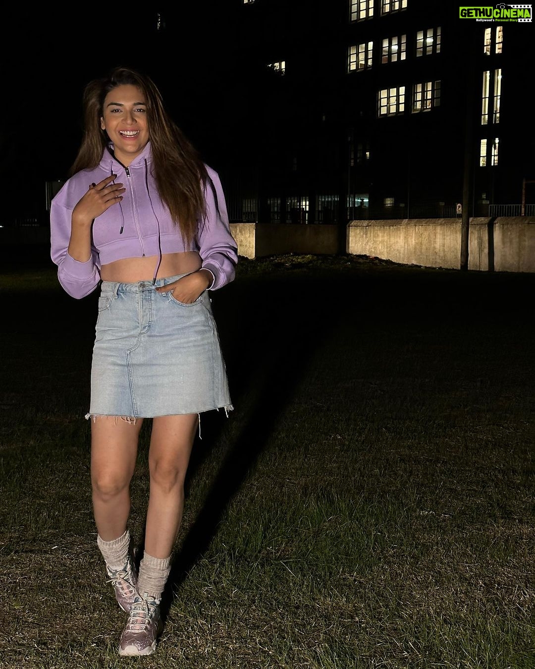 Anjum Fakih Instagram - Hope y’all watching this season’s #khatronkekhiladi13 … are y’all liking my journey so far ? Kya lagta hai aaj Kya hoga ? Comments me batao… #kkk13 #anjumfakih @colorstv Styled by @stylebysaachivj Team @sanzimehta777 . . . #spoileralert : ❤️🩹 South Africa