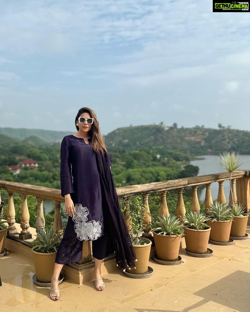 Anjum Fakih Instagram - The city makes me look beautiful… #udaipurdiaries #dulhewale #mereyaarkishaadihai Wearing @kanikavermaofficial ❤️ Udaipur, Rajasthan