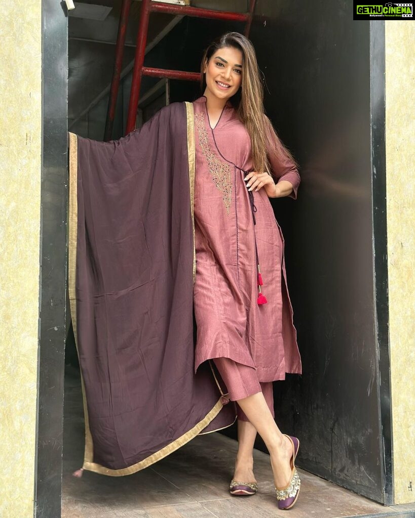 Anjum Fakih Instagram - May the almighty bless you with strength & power to be good, to do good and to spread love & happiness around… may the almighty bless us all with peace & harmony this Eid-e-Milad… Amen ! #eidemilad #miladunnabi 🤲🏼❤️ Outfit @stadofashion_official Jutties @kurrbat Styled by @seam_stress_by_rajludhwani SJ Studios