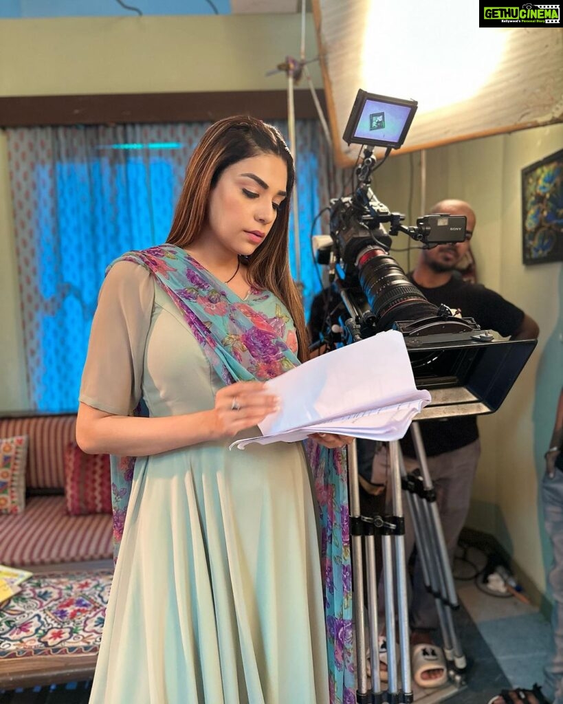 Anjum Fakih Instagram - Starting my day with a bang… Missed me as #shrishti ? Well, miss me no more… Catch me in action #kundalibhagya @zeetv SJ Studios