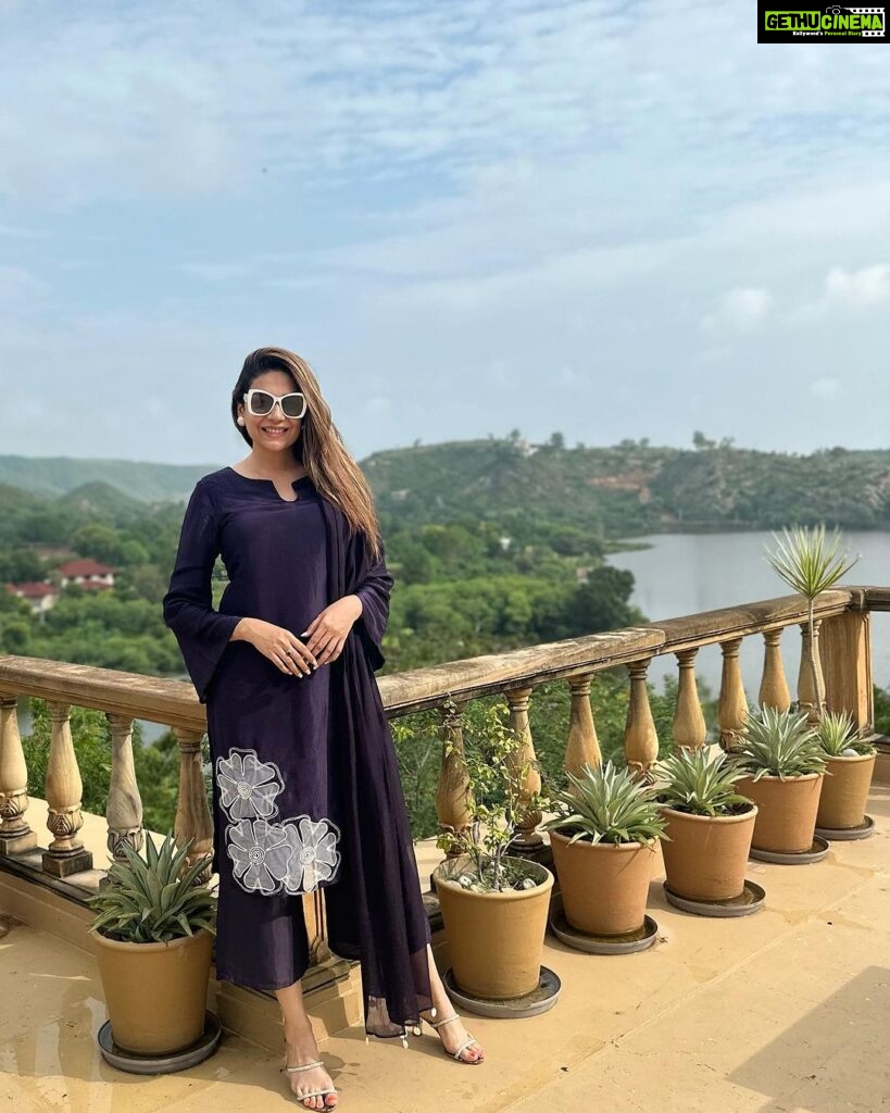 Anjum Fakih Instagram - The city makes me look beautiful… #udaipurdiaries #dulhewale #mereyaarkishaadihai Wearing @kanikavermaofficial ❤️ Udaipur, Rajasthan