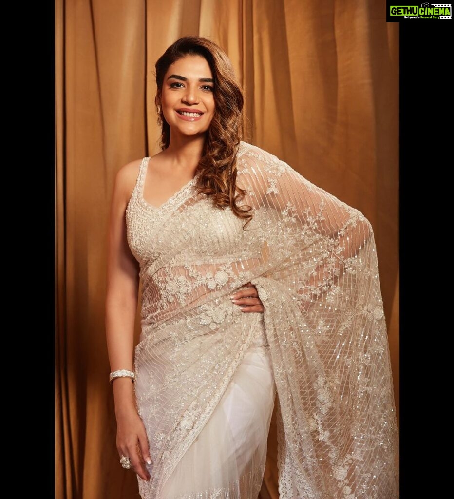 Anjum Fakih Instagram - May Maa Durga bless you & your family… May this Navratri be filled with love & devotion… May the rhythm of garba fill your souls with happiness… #HappyNavratri ♥🙏🏼♥ . Exclusively styled by @kapoormohit888 Photography @maanoj77 Hair & makeup @beautybythebeastt Jewellery @deepkiran_jwellers_ Saree @frontierphagwara